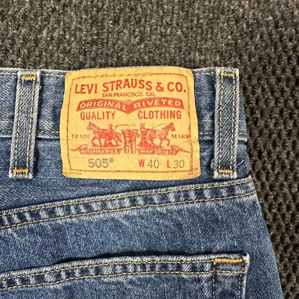 Vintage Y2K Levi's 505 Jeans Mens 40x30 Regular Fit Medium Wash Denim 2004